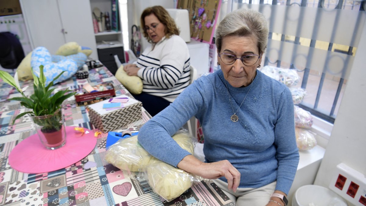 Pacientes. Loli Tudela revisa los cojines con forma de corazón que los integrantes confeccionan para donar a las pacientes con cáncer.