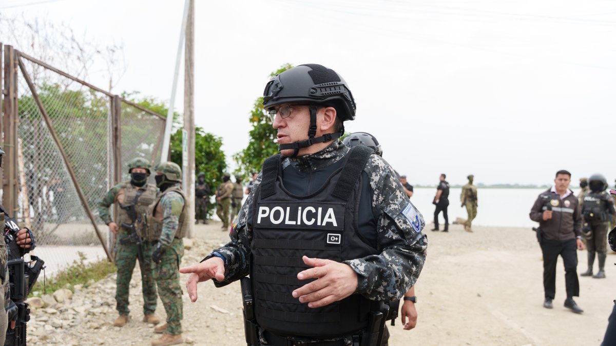 El Bloque de Seguridad ejecutó una operación simultánea por tierra, mar y aire en Guayaquil, Durán y Samborondón.