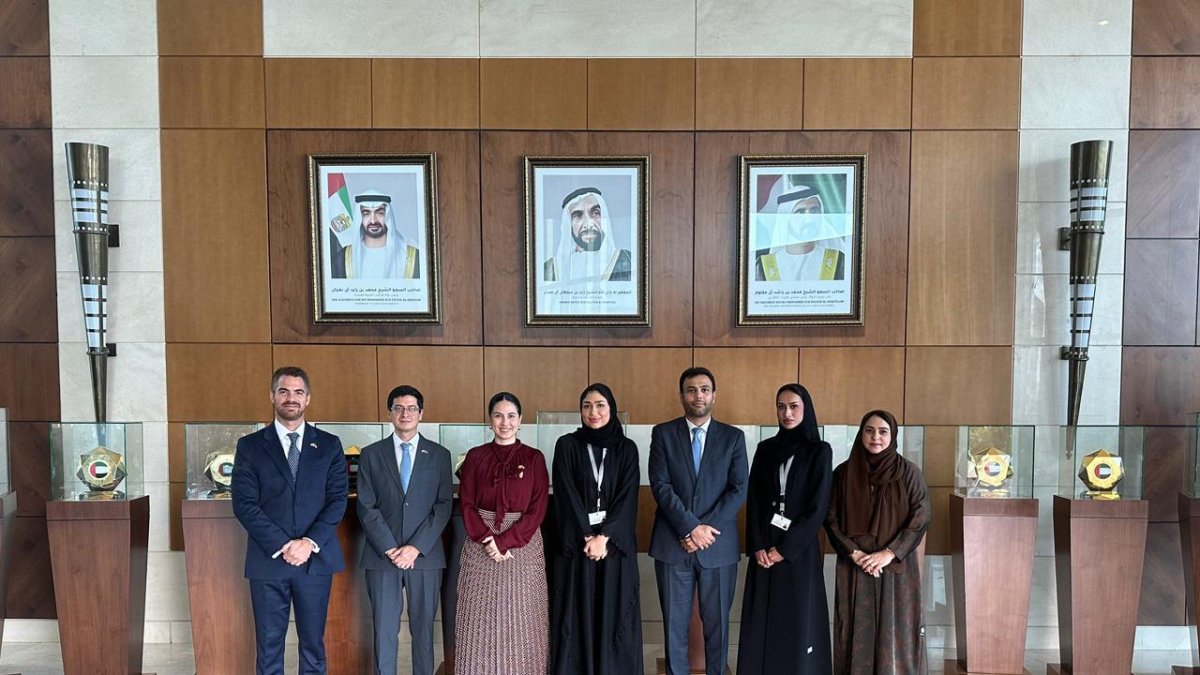 Autoridades de Ecuador y de  Emiratos Árabes Unidos firman un acuerdo.