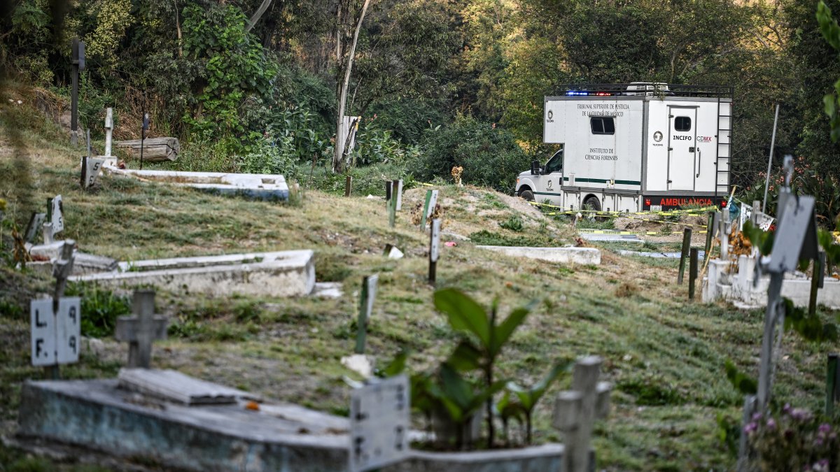 Cementerio. Una unidad especializada del Instituto de Ciencias Forenses ingresa al área de la fosa común, donde equipos investigativas trabajan en la exhumación de restos.