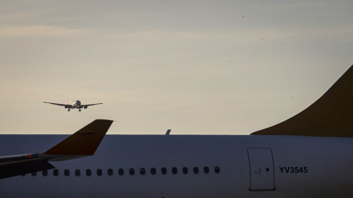 Fotografía del 3 de diciembre de 2025 que muestra aviones en el Aeropuerto Internacional Simón Bolívar, en Maiquetía.