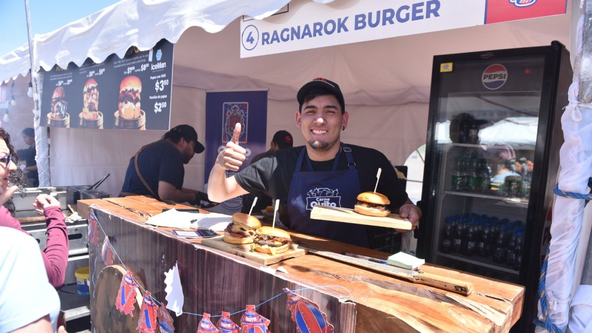 Hamburguesas artesanales destacaron entre las propuestas del Festival Sal Quiteña, atrayendo a visitantes con sabores locales e innovadores.
