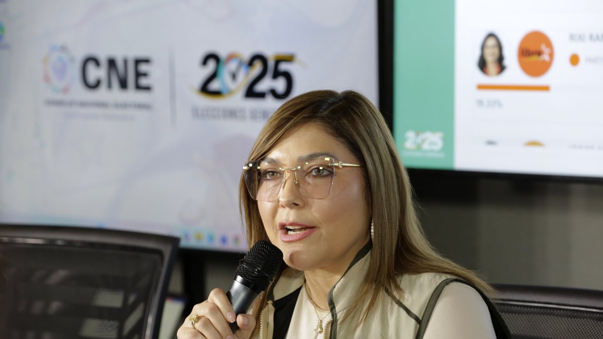 -La consejera presidenta del Consejo Nacional Electoral (CNE) de Honduras, Ana Paola Hall, habla durante una rueda de prensa.