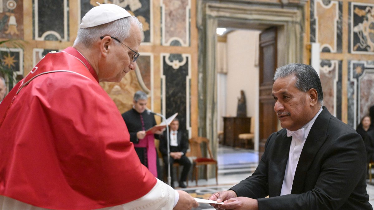 El papa León XIV recibe las credenciales de uno de los nuevos embajadores ante la Santa Sede durante una audiencia en el Vaticano.