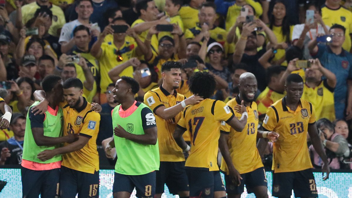 Jugadores de Ecuador celebraron la victoria ante Argentina en las eliminatorias.
