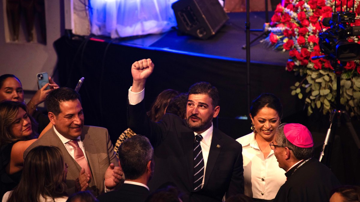 Aquiles Álvarez asistió a la sesión solemne por los 491 años de Quito y respaldó la gestión de Pabel Muñoz.