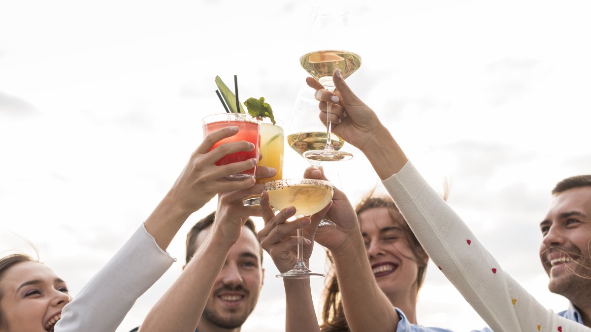 Al elegir una bebida, la clave es optar por aquellas que generen menos elevación del azúcar y sean menos calóricas.