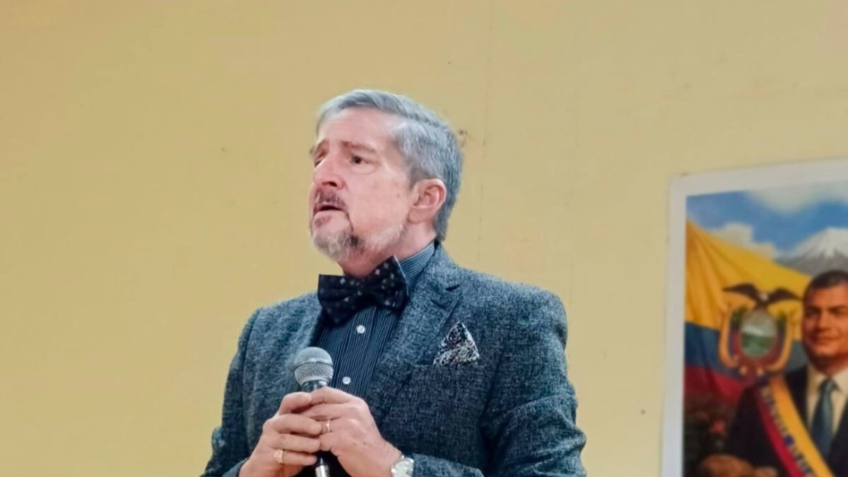 Felipe Vega de la Cuadra busca dirigir la Revolución Ciudadana tras salida de Luisa González.