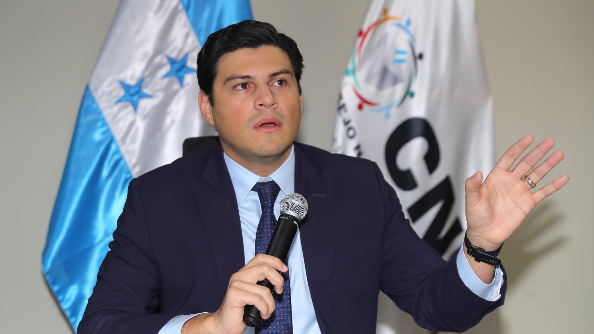 El consejero electoral Marlon Ochoa habla durante una rueda de prensa este domingo, en Tegucigalpa (Honduras). 