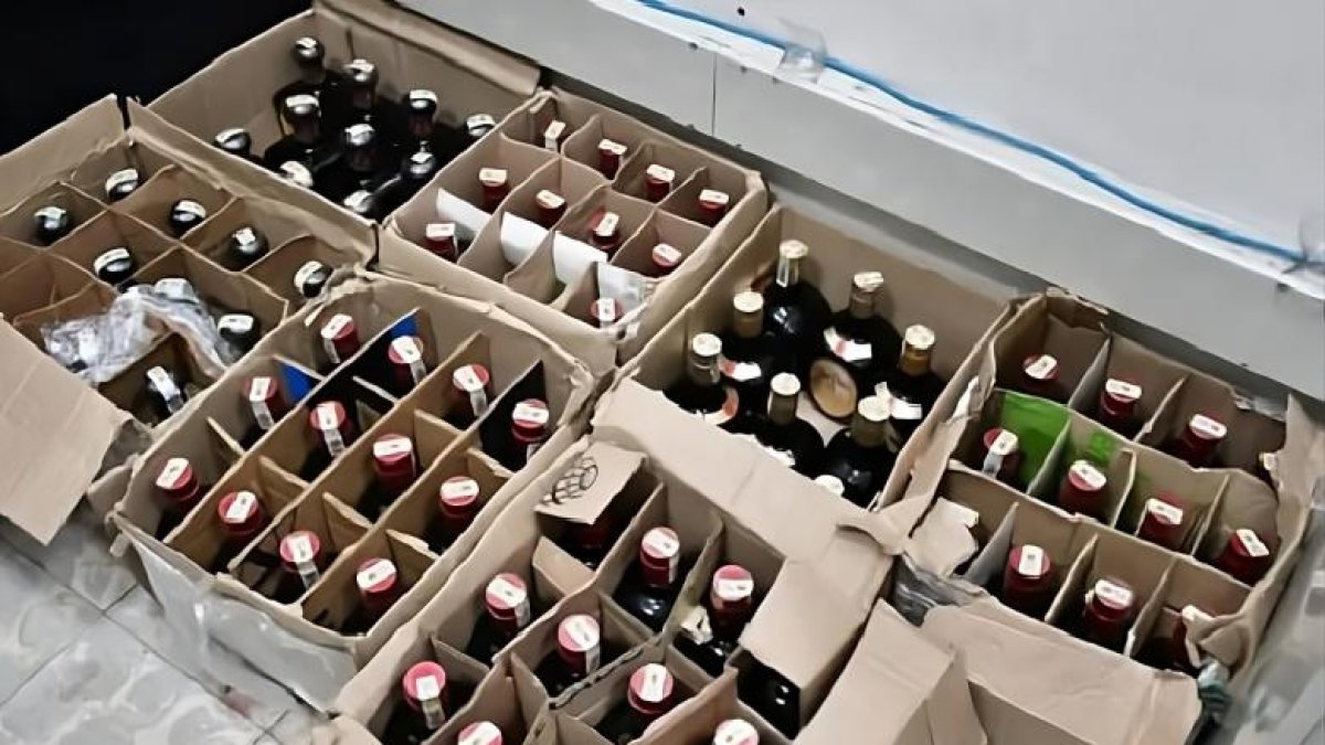 Allanamientos en Quito destapan red de licor adulterado con botellas recicladas.