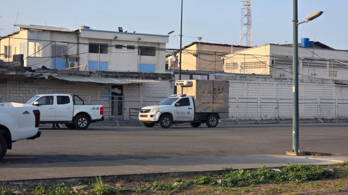 Hasta los exteriores de la cárcel llegó la ambulancia de Medicina Legal.