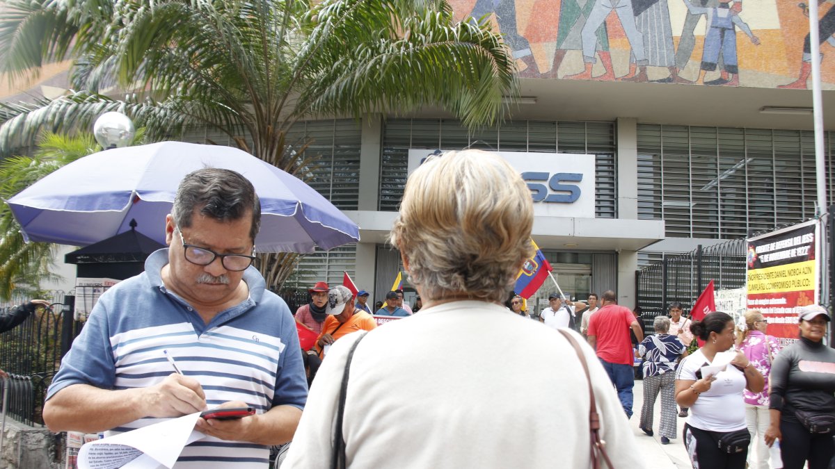 El jubilado Bolívar Potes trata de ayudar a otra afectada para que denuncie la suplantación de identidad en el banco de Seguro Social.