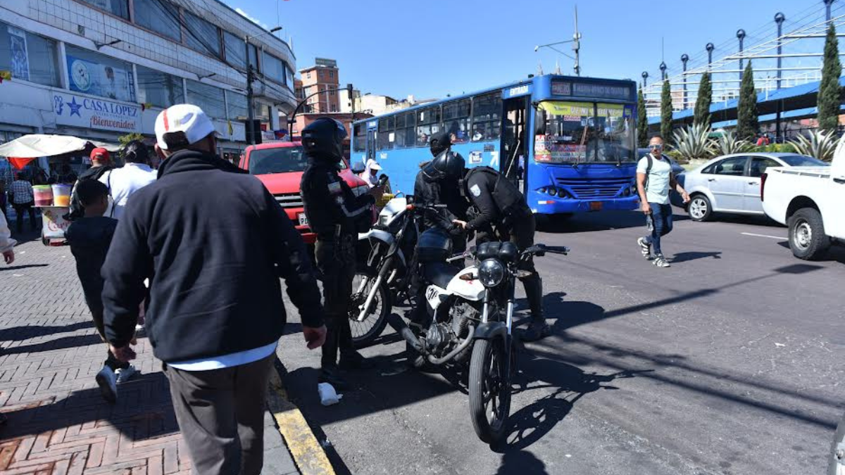 En la zona de La Marín, centro de Quito, un punto en donde se registra inseguridad y desorden del transporte, entre otros problemas