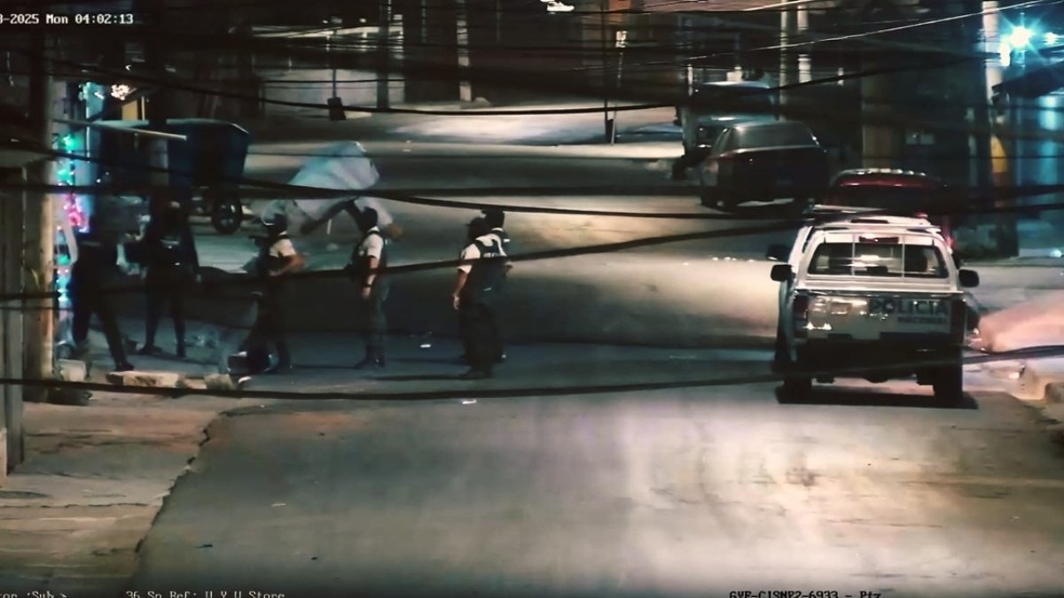 Agentes policiales durante el allanamiento a un inmueble para detener al sospechoso, la madrugada de este lunes 8 de diciembre.