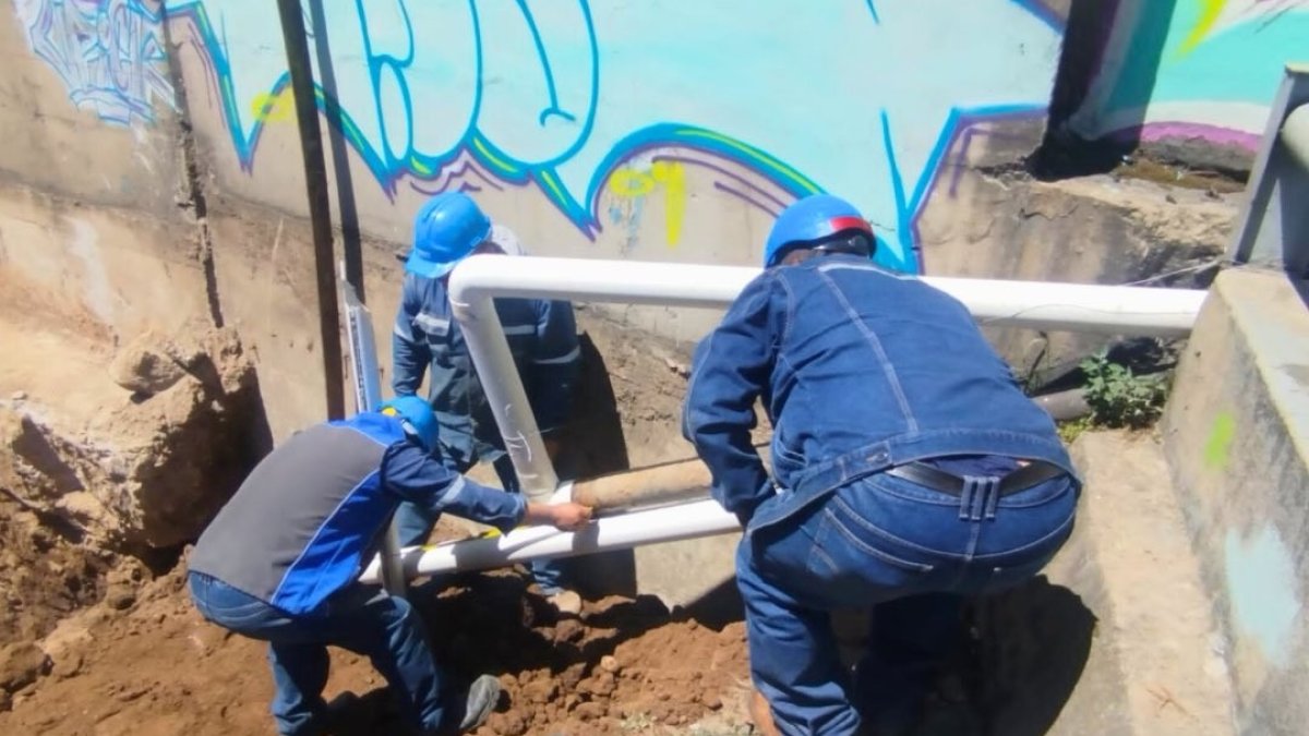 Se fabrica una pieza especial para sellar la rotura de la tubería.