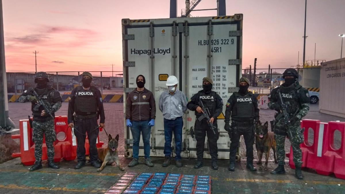 El buque “Gran Encuentro 126” durante la inspección en Posorja, donde se detectó y neutralizó la contaminación del contenedor.