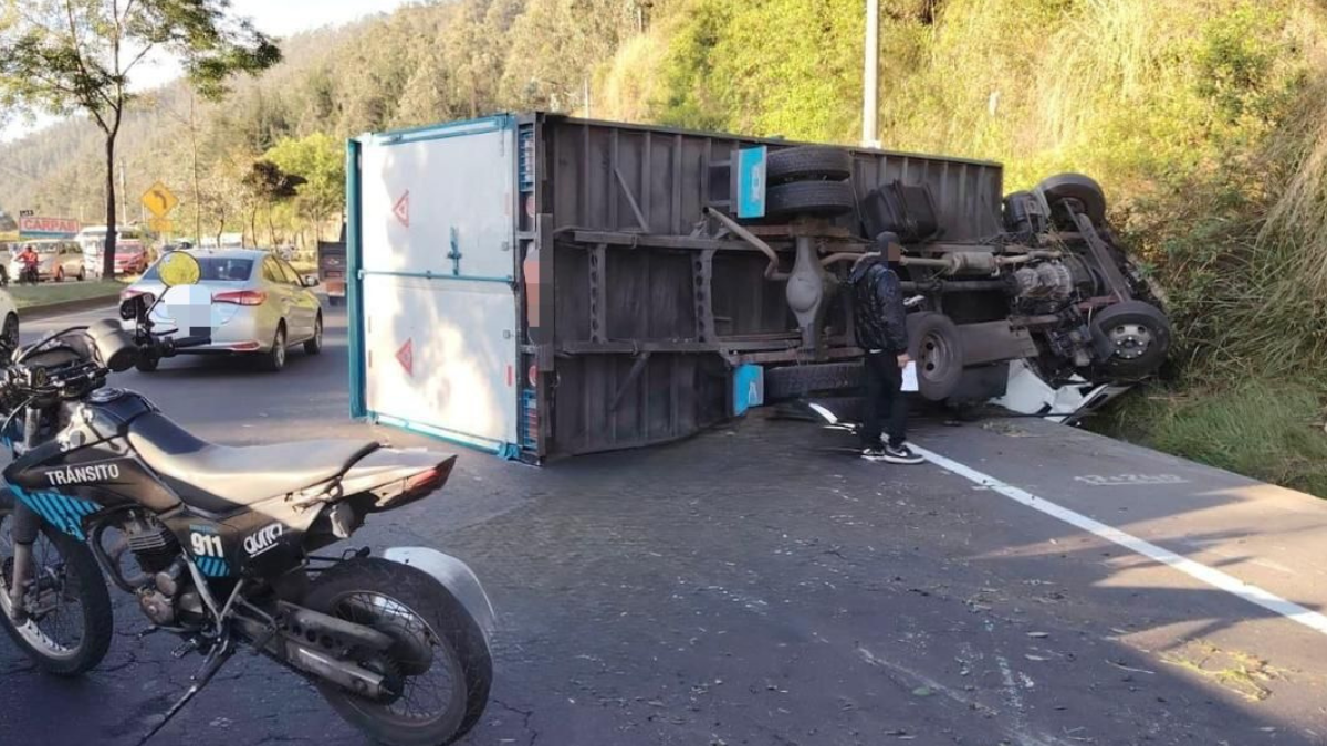 El camión volcado dejó un carril cerrado en la avenida Simón Bolívar, mientras agentes de tránsito coordinaban la atención del siniestro