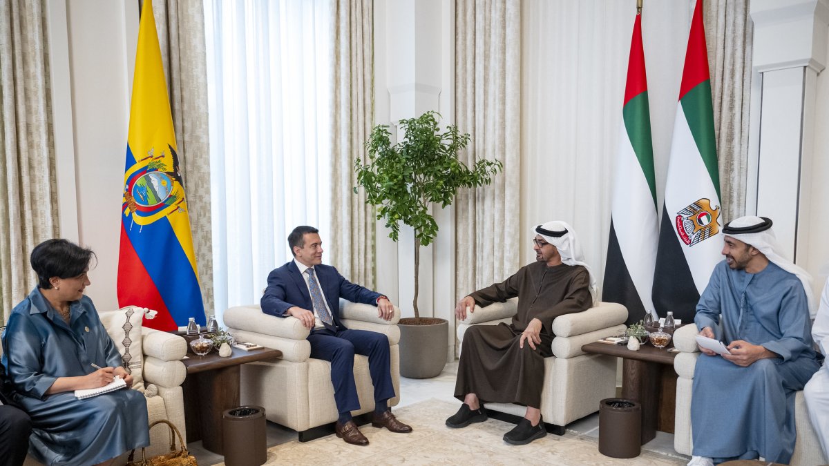 El presidente Daniel Noboa y las autoridades de Emiratos Árabes Unidos.