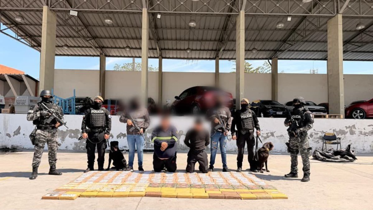 La Policía presenta los resultados de un operativo en el que se decomisaron 197 paquetes de cocaína en Guayaquil.