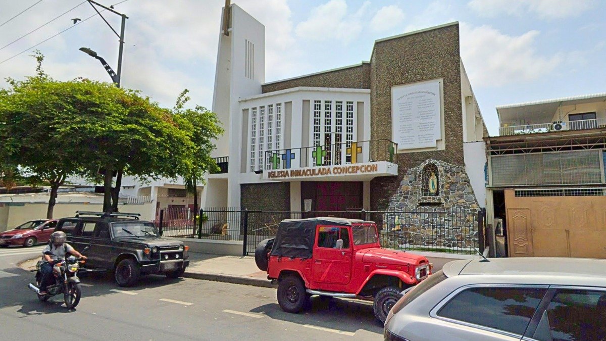 La iglesia de la Inmaculada Concepción se ubica en Guaranda y Vacas Galindo, frente al parque Forestal.