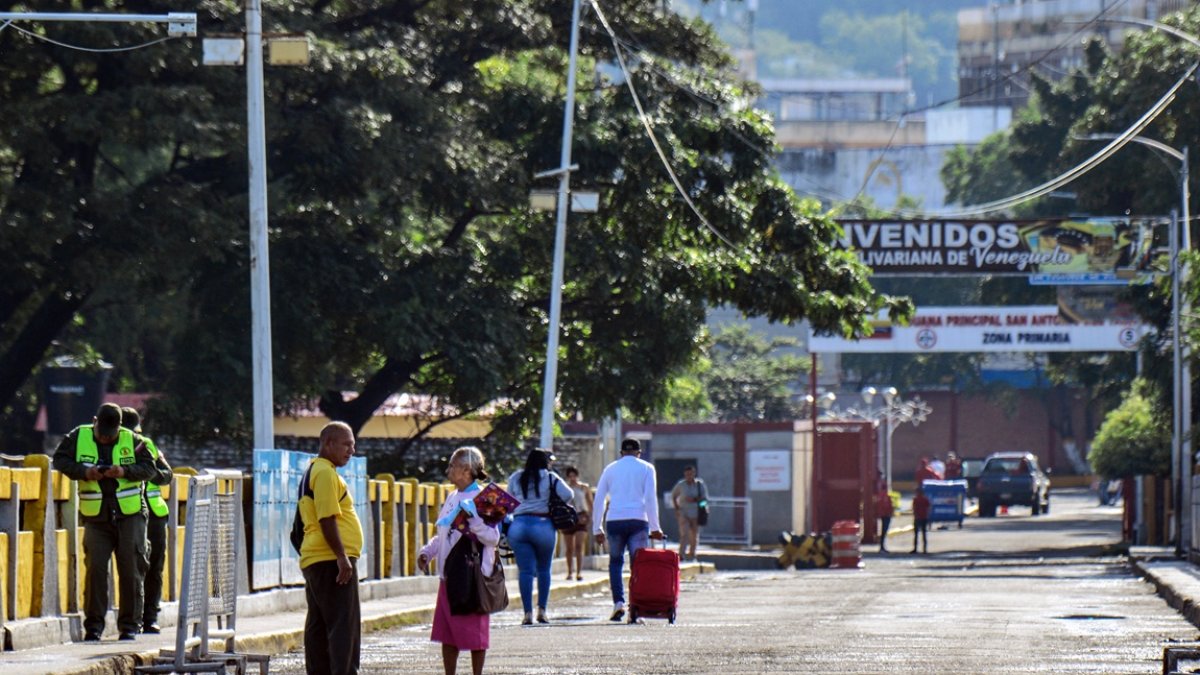La gente camina para cruzar el puente fronterizo Internacional Simón Bolívar entre Colombia y Venezuela, el 5 de diciembre de 2025.