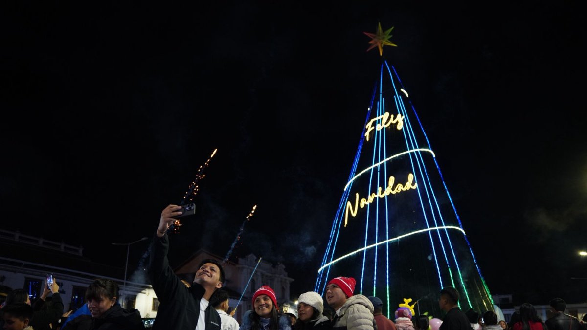 El encendido del Árbol de Navidad, Cuenca abrió su termporada festiva. Se desarrollarán varios eventos a lo largo de este mes de diciembre.