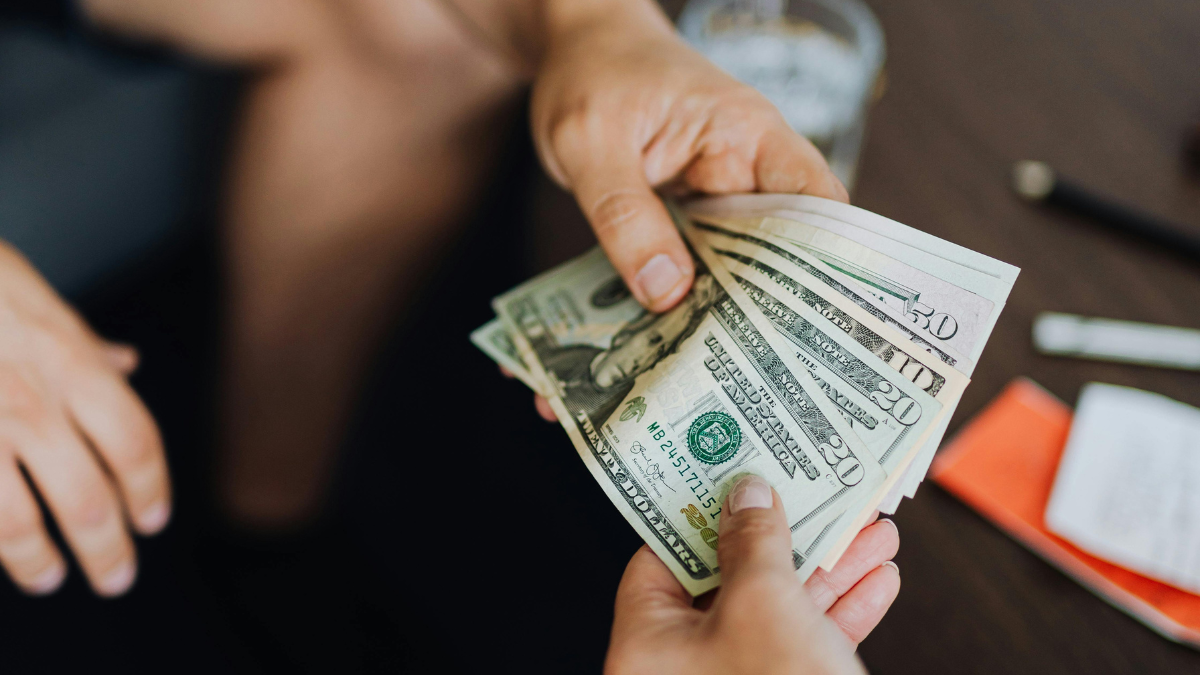 Familias en Ecuador reciben el Bono de Desarrollo Humano 2025 de $ 55 de manera segura y sin trámites.