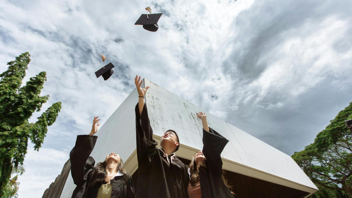 Referencial.Ecuatorianos celebran su graduación en España, símbolo del impacto que tienen las becas impulsadas por la Embajada y Formato Educativo