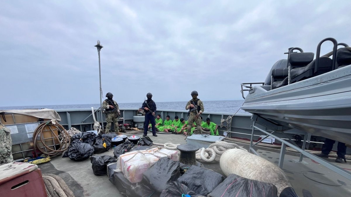 Siete ciudadanos ecuatorianos fueron trasladados a Manta tras ser aprehendidos en tres operaciones ejecutadas en alta mar.