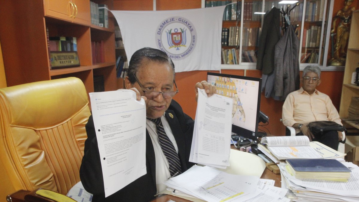 El abogado muestra los documentos que indican el dinero asignado por el Ministerio de Finanzas al Servicio de Rentas Internas.