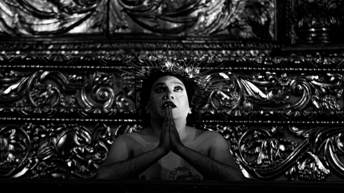 La obra incorpora referencias a colectivos LGBTIQ+, líderes indígenas, migrantes y víctimas de violencia, articulando corporalidad, memoria y denuncia social.