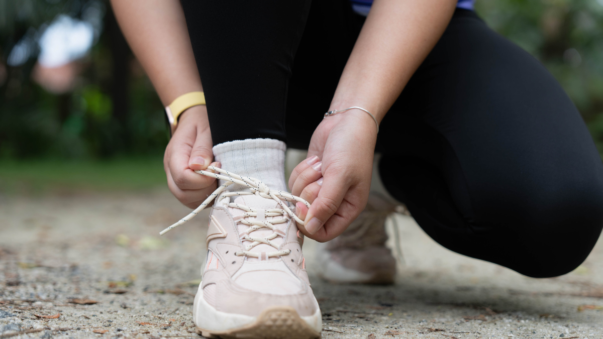 Referencial.Sneakers pastel y plataformas ligeras marcan el paso de la moda urbana en Ecuador este 2025.