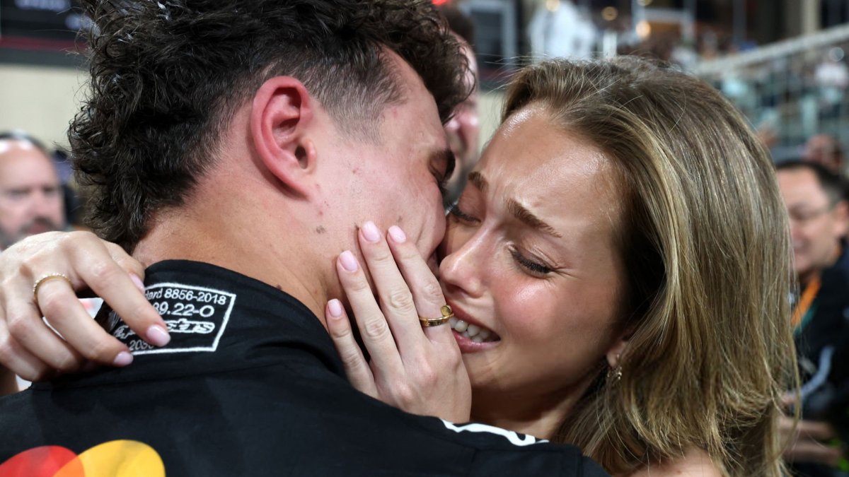 Lando Norris y Magui Corceiro tras el triunfo en Abu Dhabi.