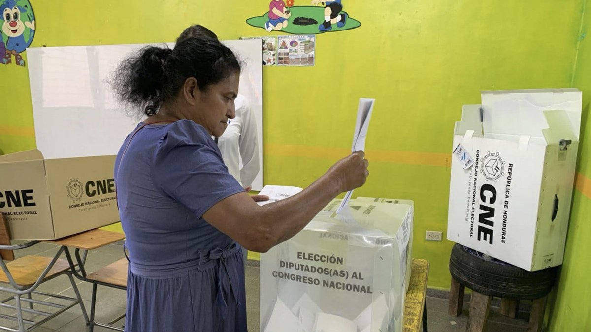 Una persona vota este domingo, 7 de diciembre de 2025, en San Antonio de Flores, Paraíso (Honduras).