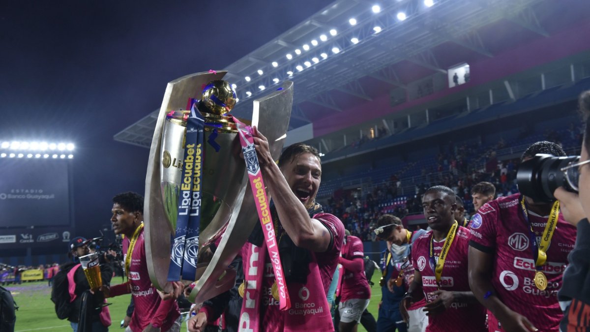 Mateo Carabajal (c), otro de los históricos rayados, ha estado en los seis títulos. El sábado levantó la LigaPro 2025.