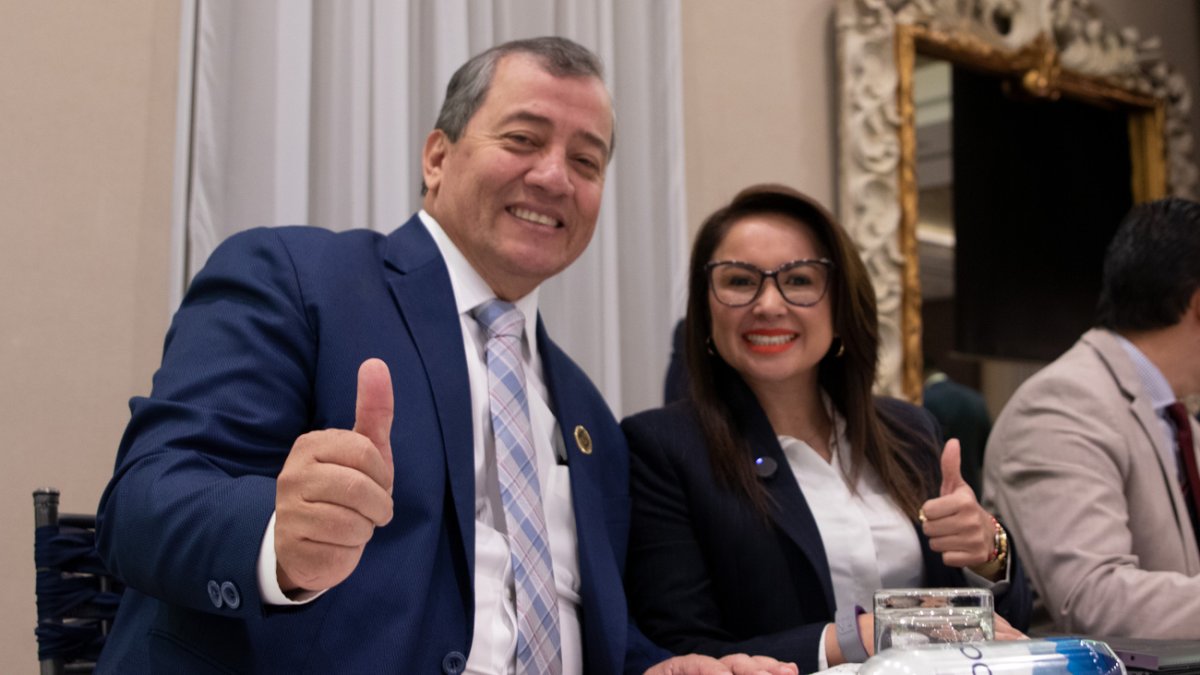 La ministra de Gobierno Nataly Morillo y el dirigente de la Fenacotip Abel Gómez.