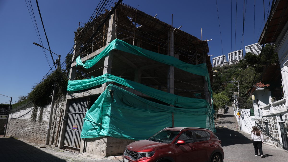 La construcción también afecta la movilidad, pues se ubica en una calle angosta y de doble sentido que, además, carece de señalización.