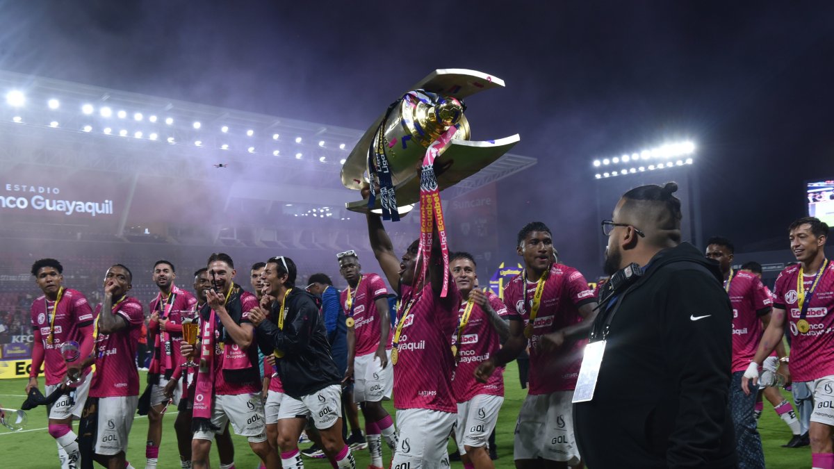Los jugadores rayados celebraron tras tener ‘ahogado’ el grito de campeón desde 2021.