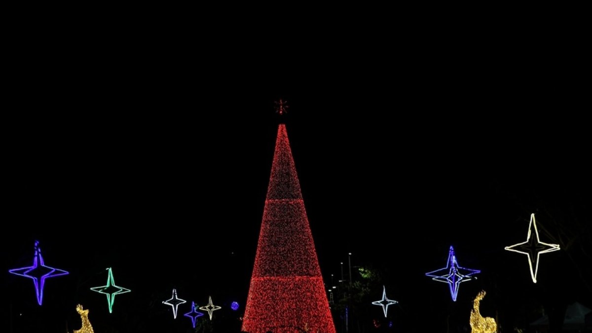 En el parque Samanes está uno de los siete árboles navideños gigantes que encendió el Municipio de Guayaquil.