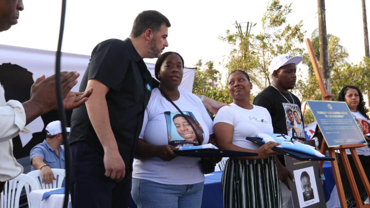 Aquiles Álvarez junto a las familias de las víctimas.