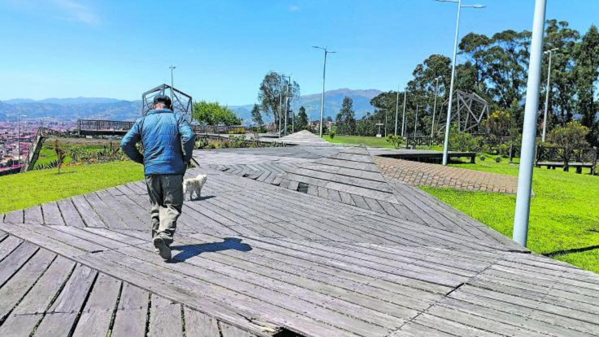 En el parque de La Luz las pasarelas están destruidas y en algunos sitios hay huecos.