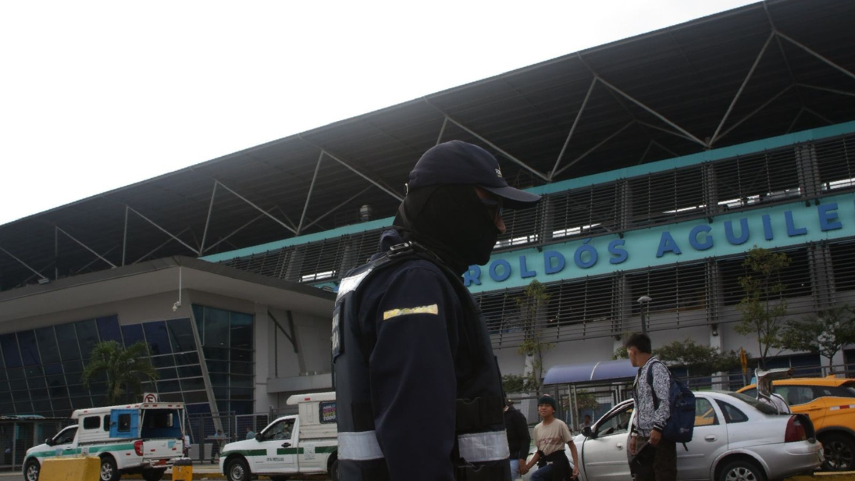 Guardias del Terminal Terrestre agredieron a periodistas durante una cobertura.
