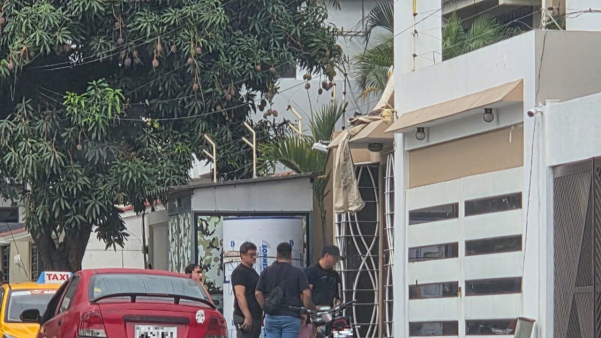 De esta vivienda de Colinas de Los Ceibos, sujetos armados se llevaron retenido a un militar en servicio pasivo, según confirmó a EXPRESO la Policía Nacional.