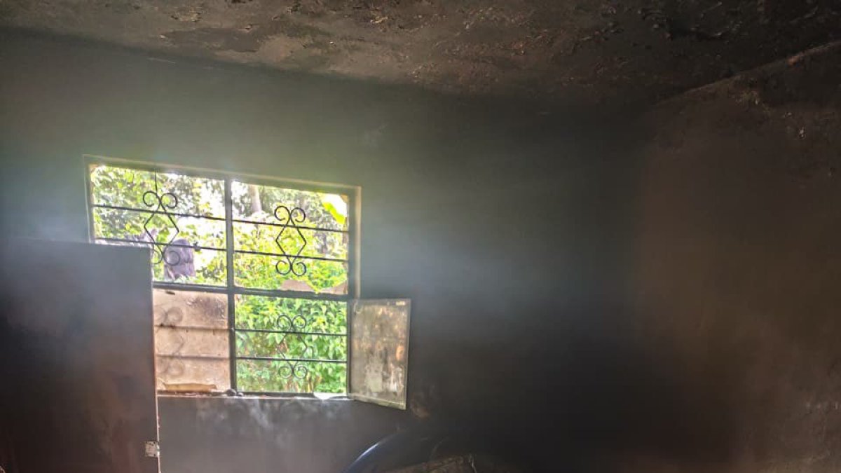 Incendio en habitación de Puembo se originó por una vela olvidada.
