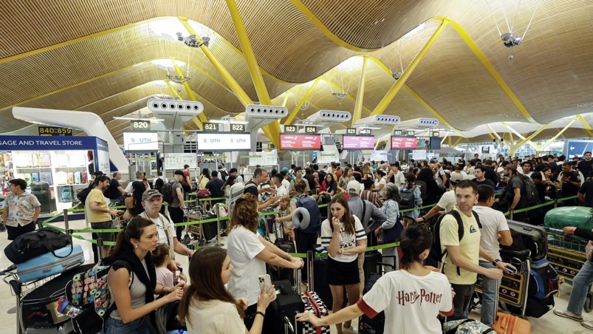Pasajeros hacen cola para facturar en la Terminal 4 del Aeropuerto Adolfo Suárez Madrid-Barajas de Madrid.