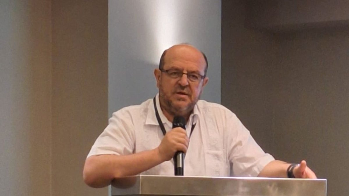 Dr. Santiago Carrasco denuncia corrupción y falta de gestión en el sistema de salud ecuatoriano.