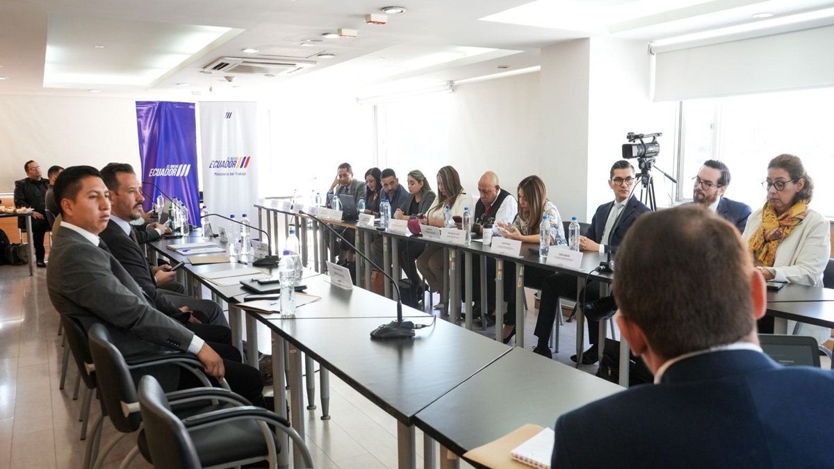 Representantes del sector empresarial, trabajadores y Ministerio de Trabajo se reunieron este 9 de diciembre para analizar el alza del salario básico.