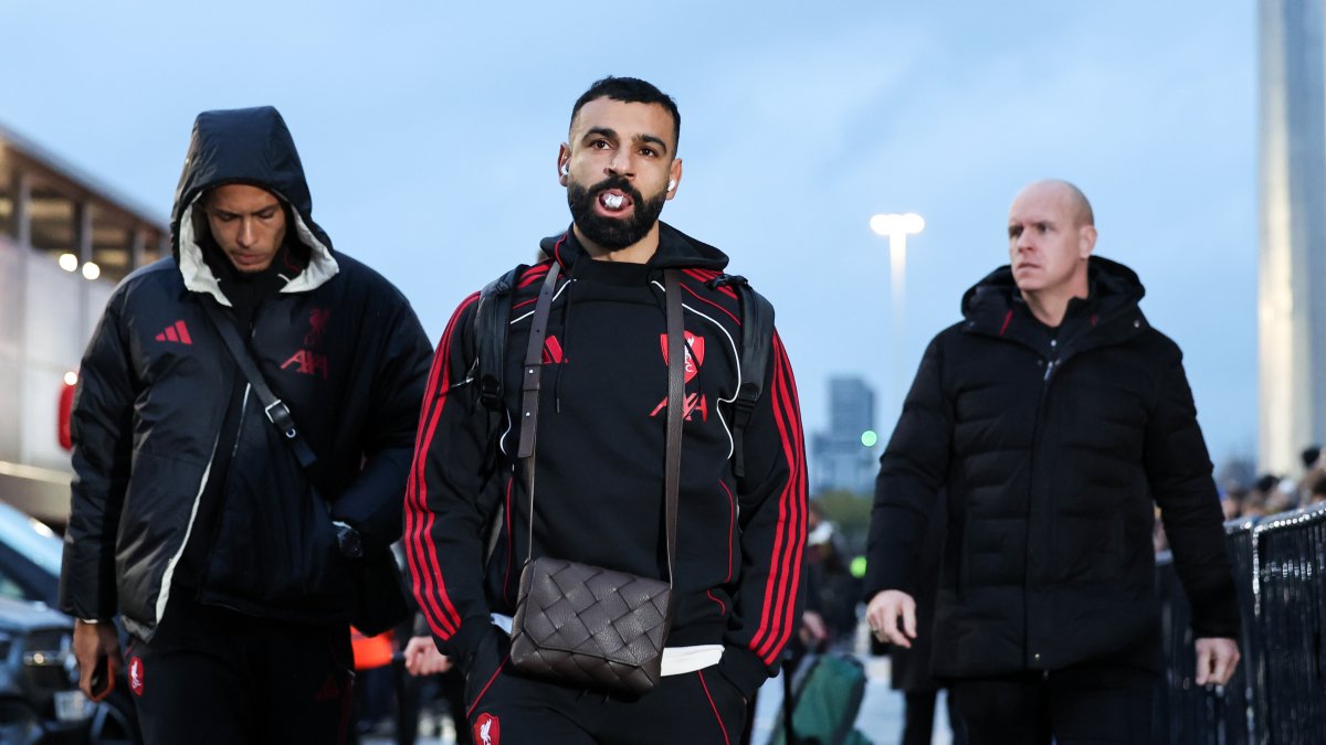 El jugador del Liverpool Mohamed Salah se presentó a los entrenamientos regulares y no está lesionado, aún así el equipo lo mantiene al margen.