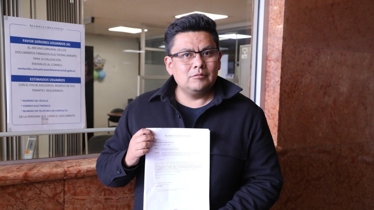 Luis Fernando Molina denunció bloqueos a procesos de fiscalización y nepotismo en ministerios.