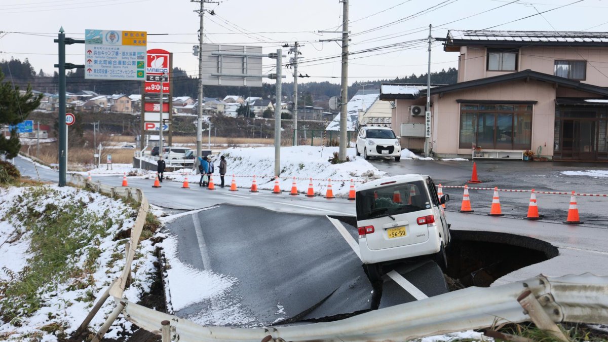 Un automóvil quedó varado en una carretera colapsada en Tohoku, prefectura de Aomori, noreste de Japón, el 9 de diciembre de 2025.